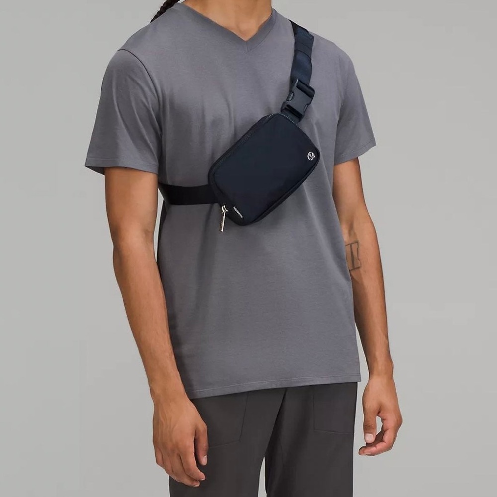 Lululemon Everywhere Belt Bag Navy - Picture 4 of 8